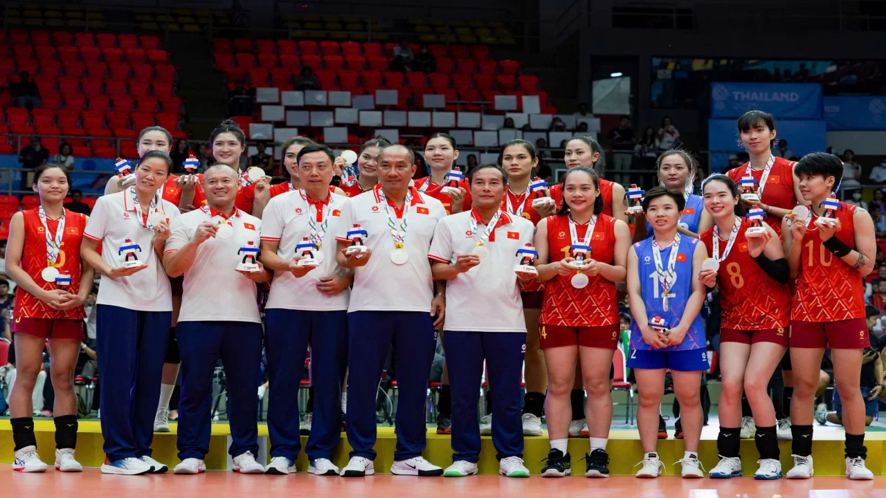 Cuối cùng, Pimpichaya Kokram giao bóng, các cầu thủ Việt Nam phán đoán ra ngoài nên không đỡ, nhưng trọng tài xác định bóng vẫn trong sân. Thái Lan thắng 25-23, giành HC vàng.
